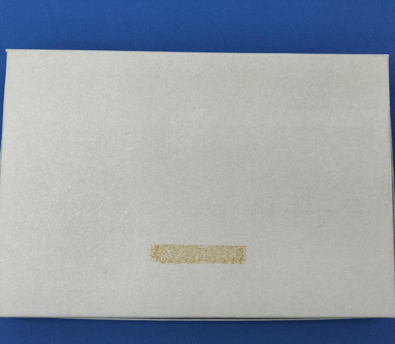 箱の裏にテープ跡あり