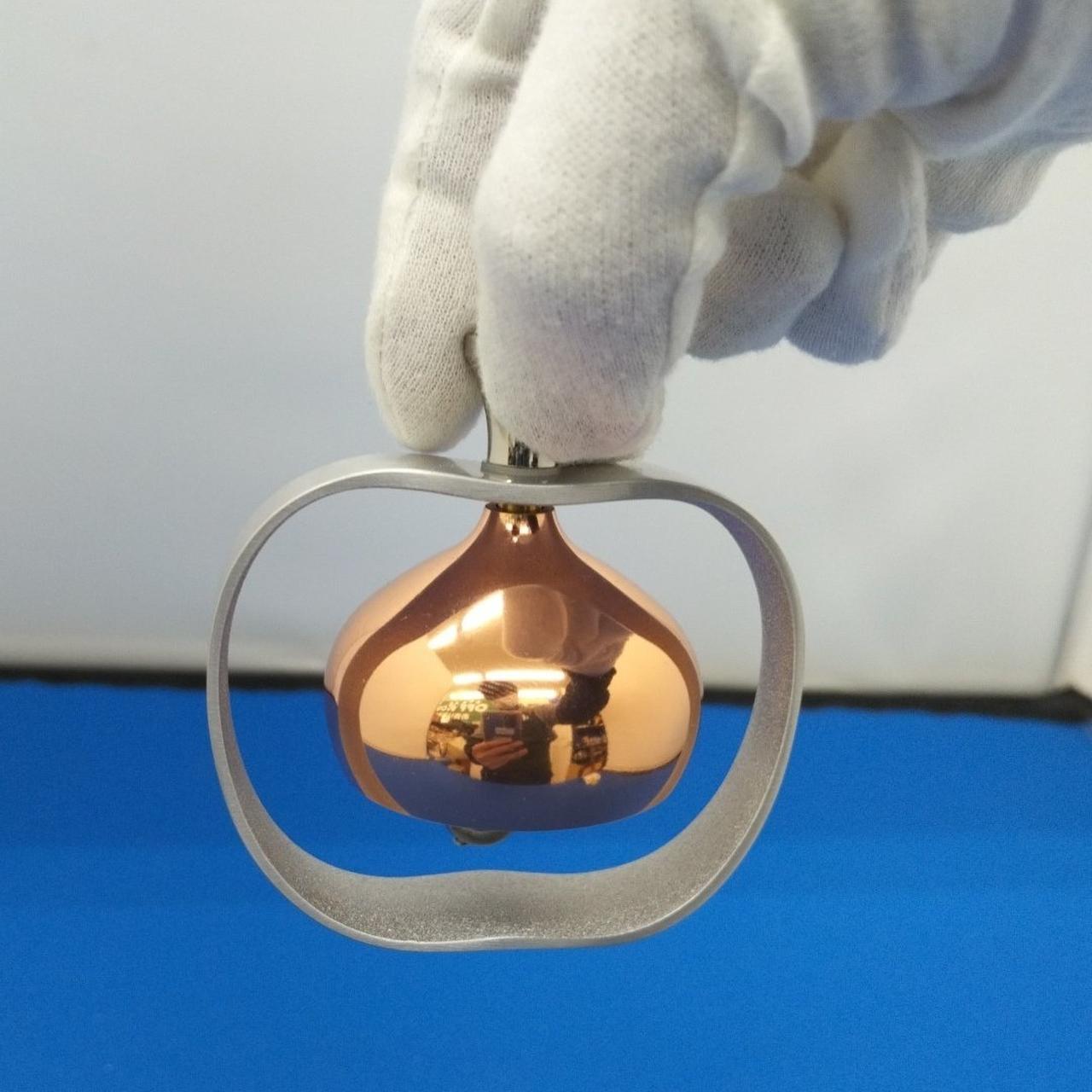 画像のように持って振ると綺麗な音がでます