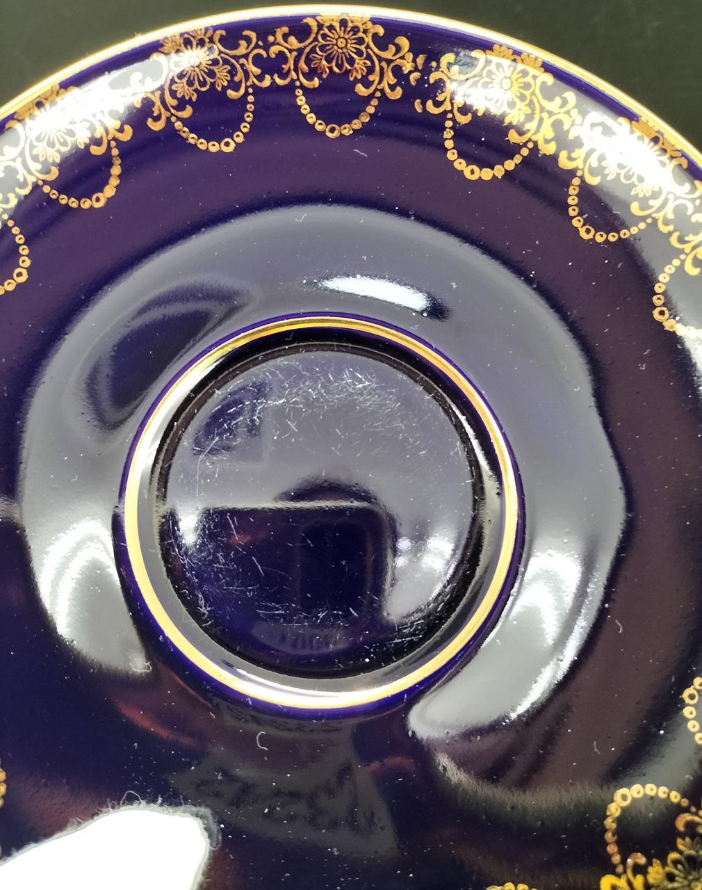 1つのソーサーに細かい傷が見られます。