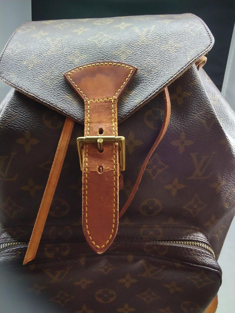 ベルト部シミ・シワあり