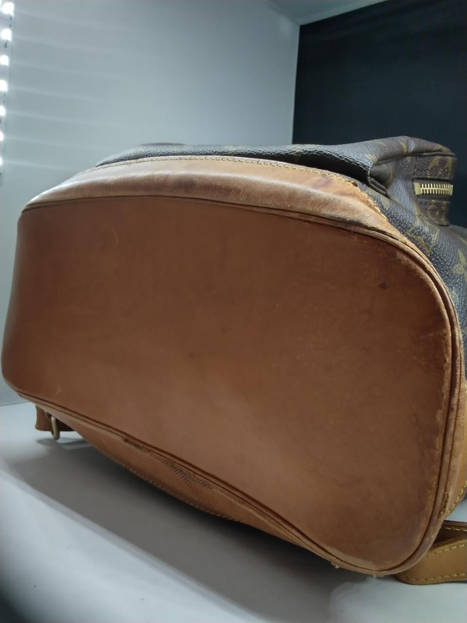 底面キズシミあり