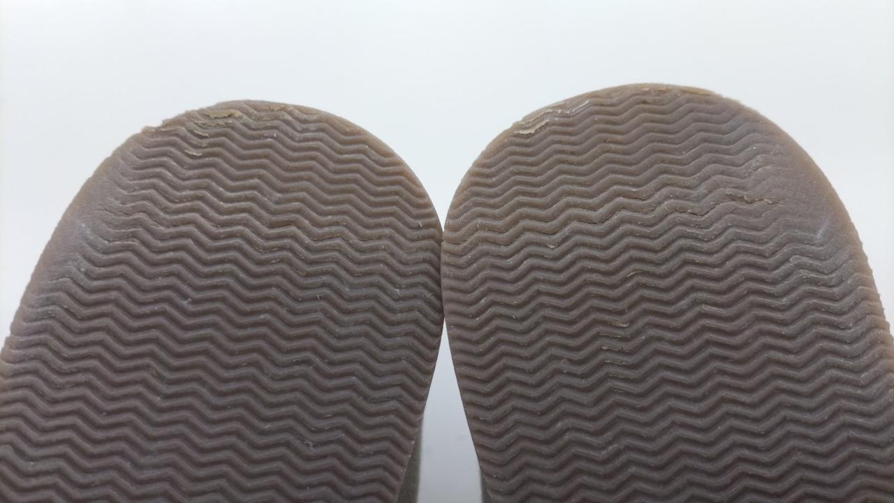 すり減り、ひび割れあり