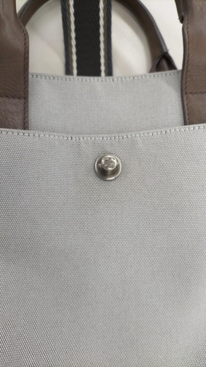 金具のまわりがやや黄色いです
