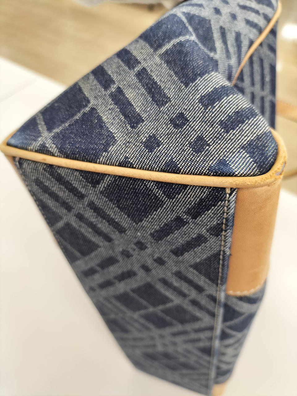 角にダメージあります