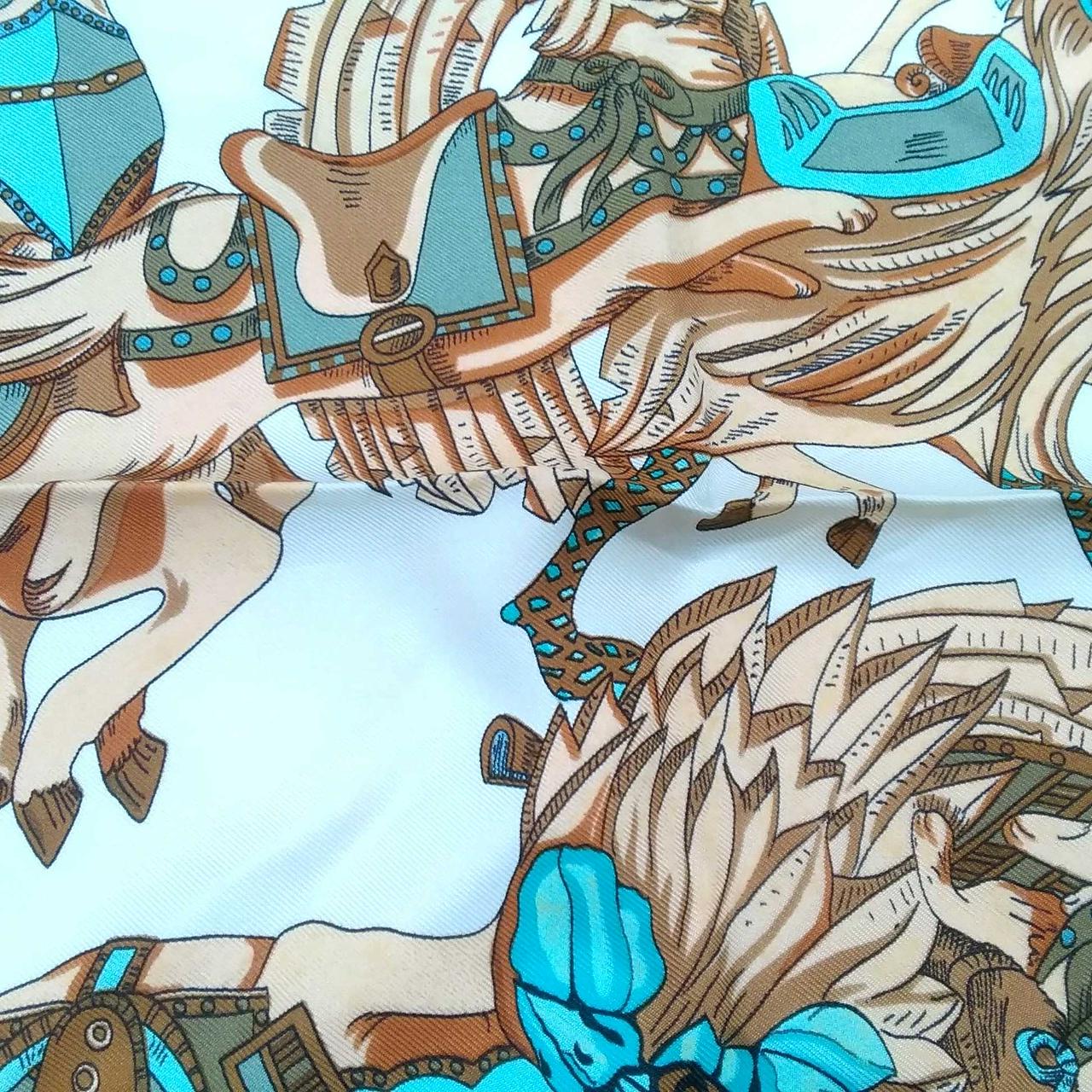 微かに薄汚れと折り癖部分に汚れあります。