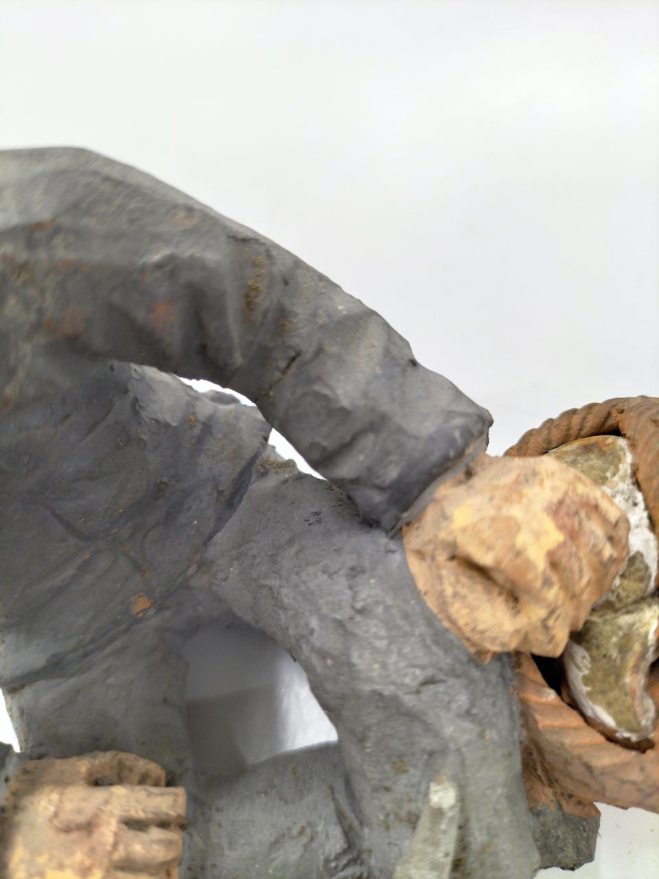 左ひじに亀裂あり