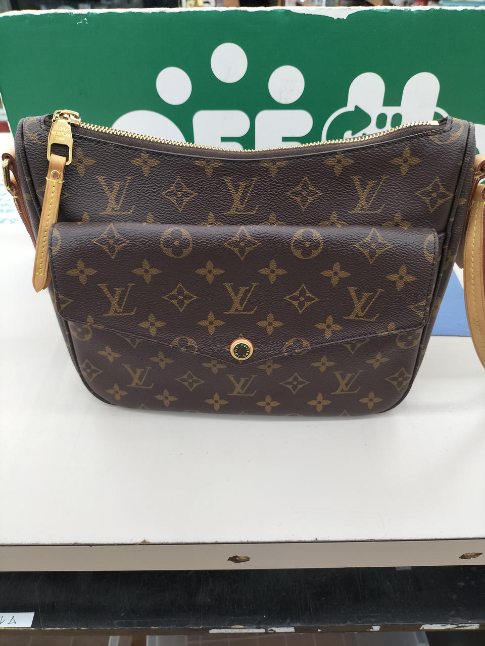 ヌメ革部分にシミの箇所有り