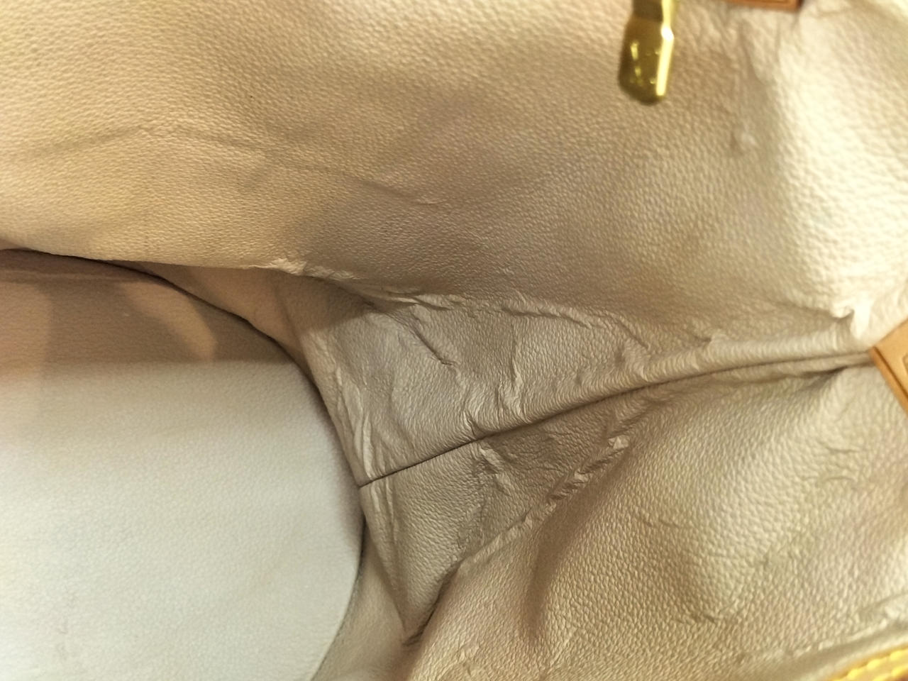 内部綺麗ですが素材が劣化してます