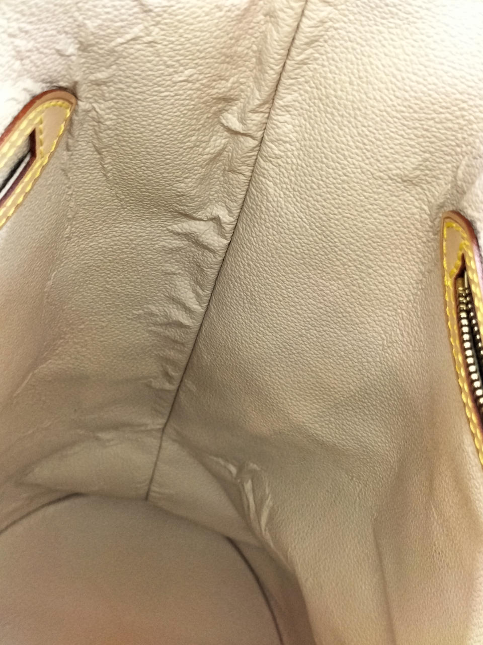 内部は全体的に素材の劣化あります