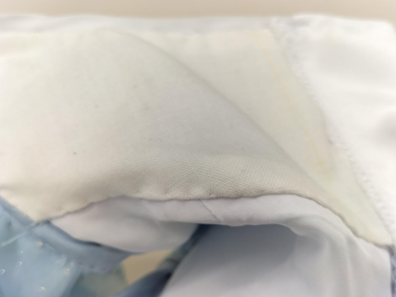 生地が肌に当たるためガーゼで縫い合わせ