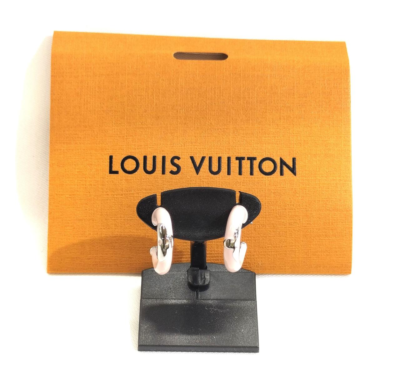 モノグラムのモチーフのピアスです♪