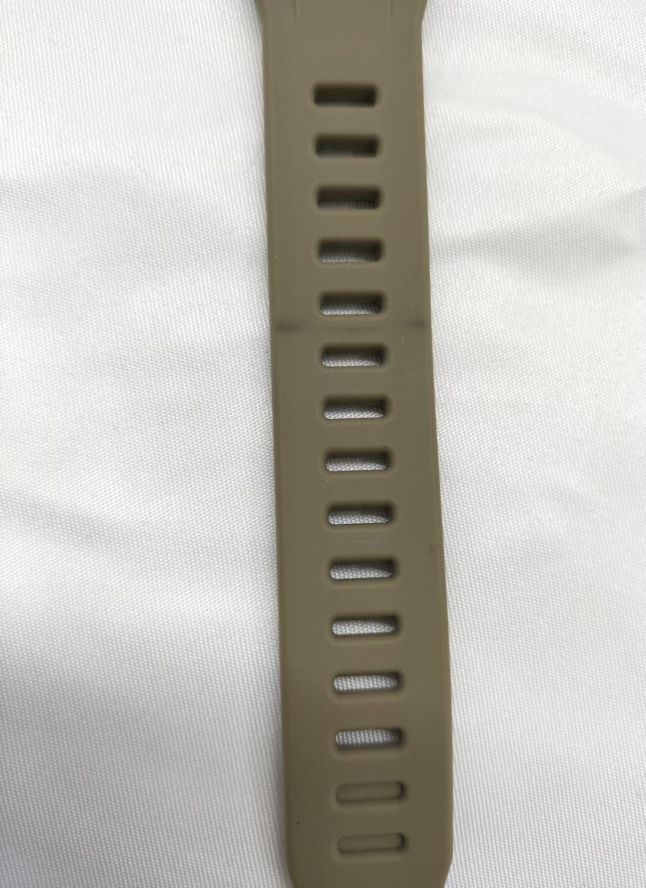 ベルト止めによる色移りあります。