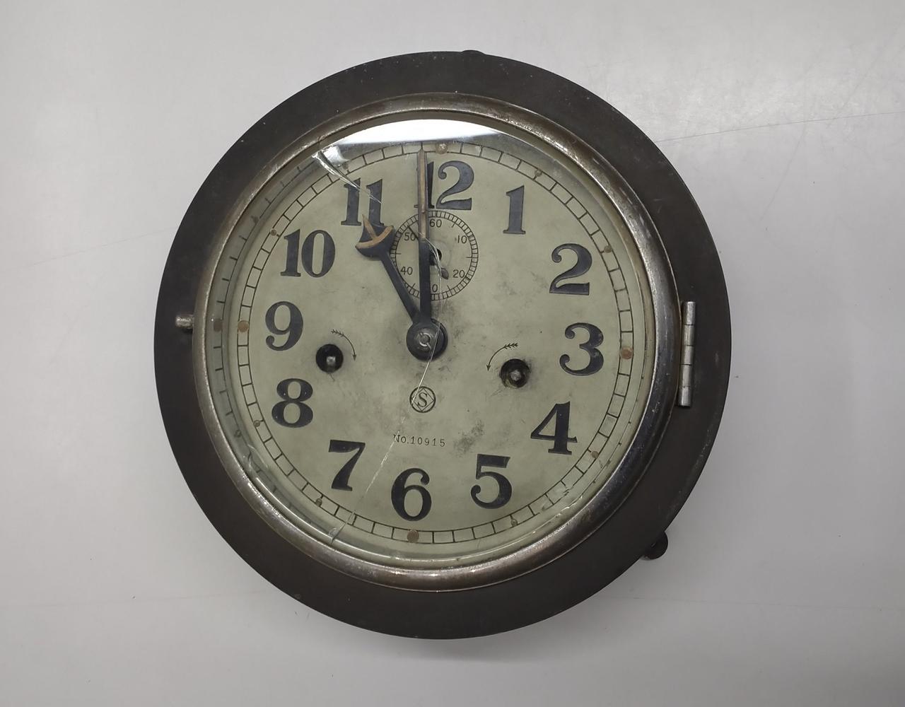 大きなヒビ・内側からの凹みあり