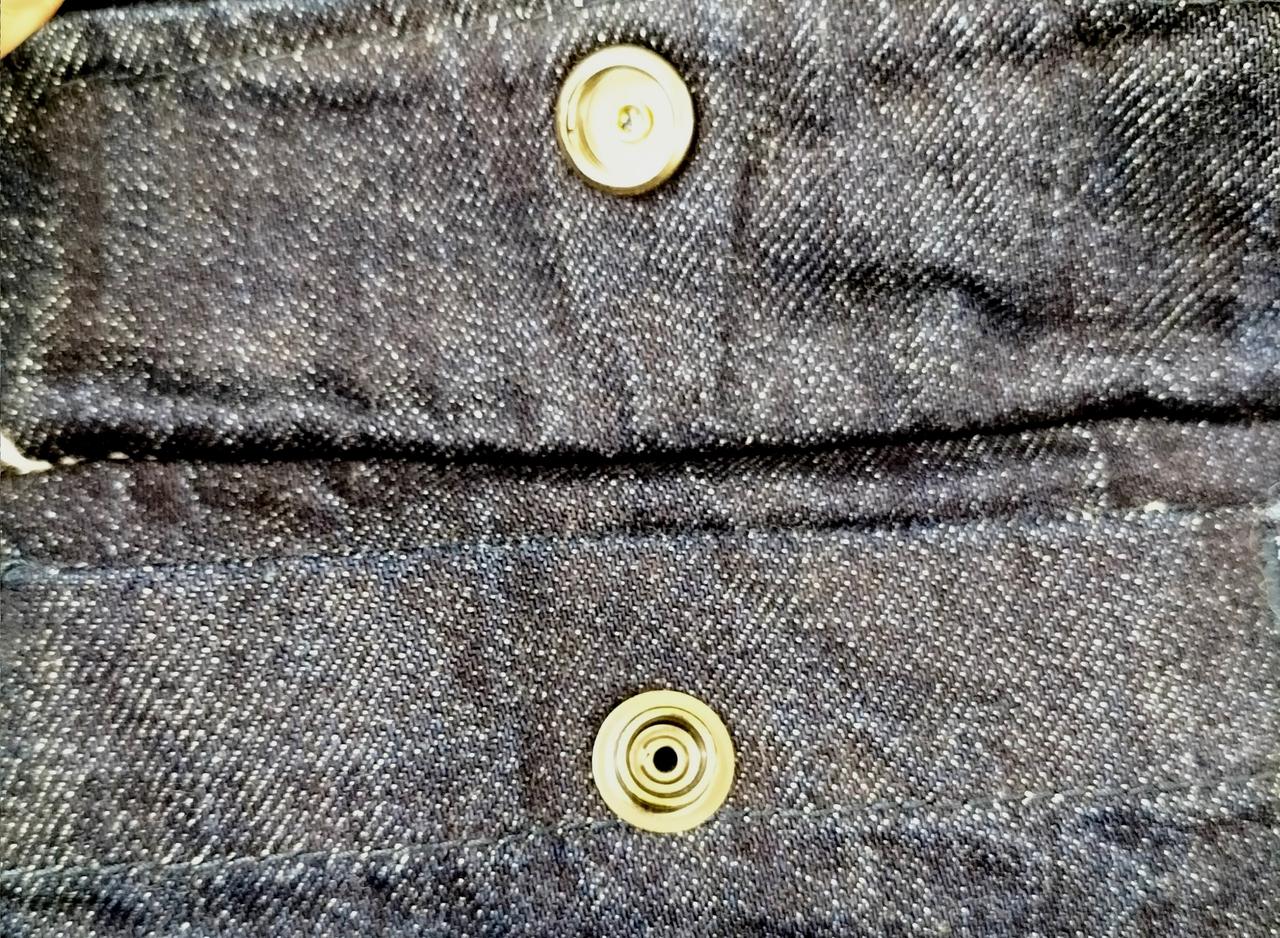 胸ポケットのボタン部分です