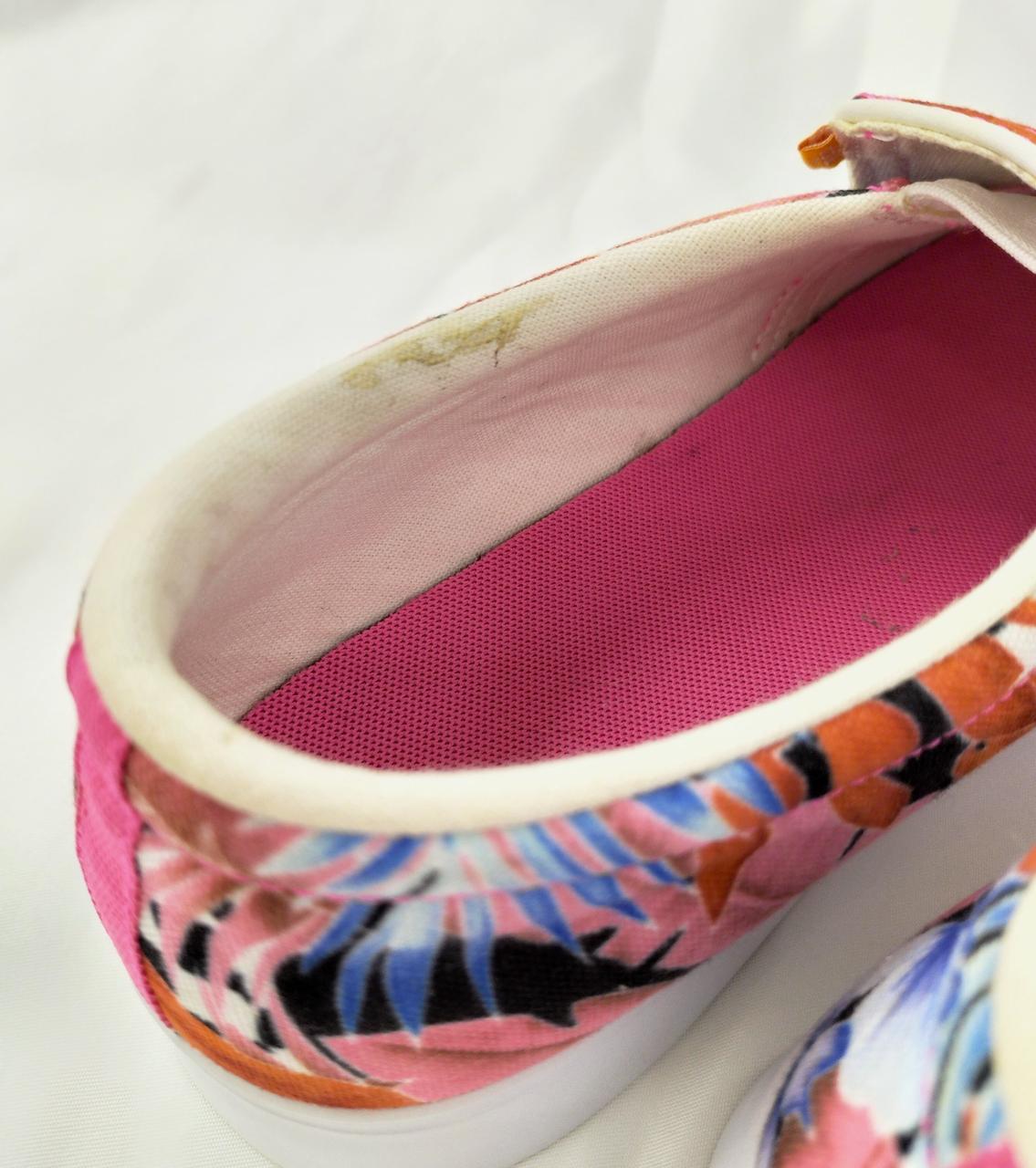 左足、汚れあり