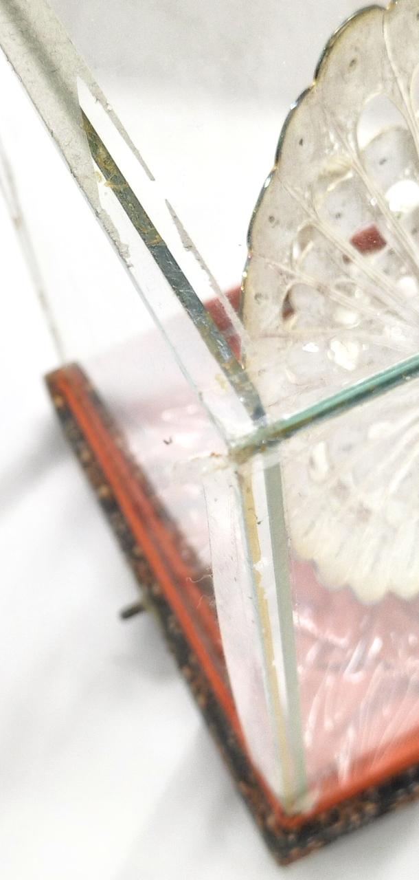 容器の劣化でテープでとまっています