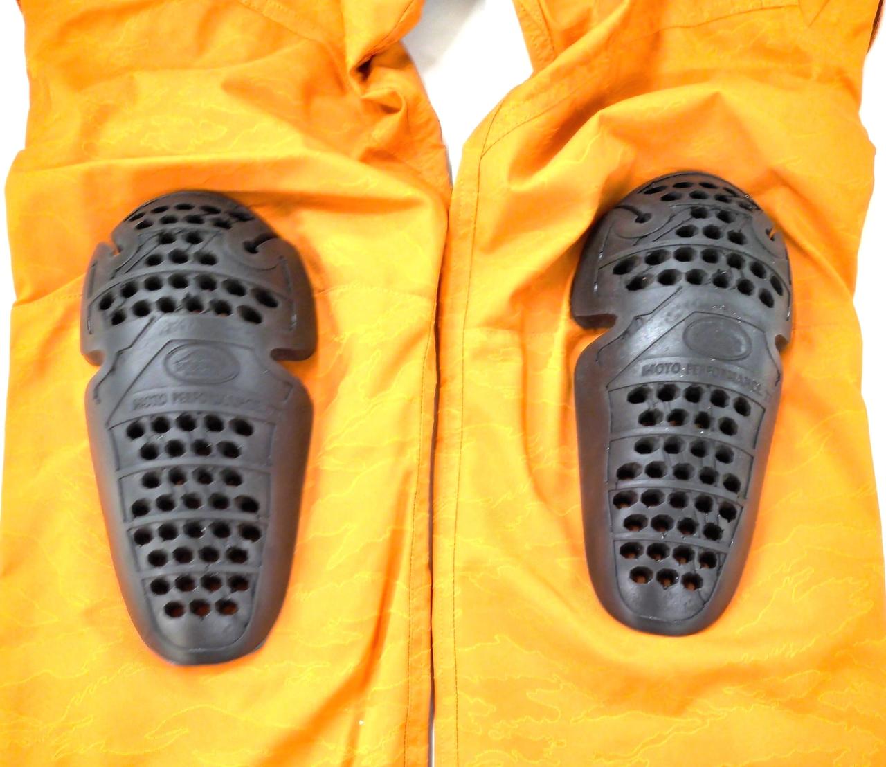 内側に付け外し可能のパッドあります(膝)