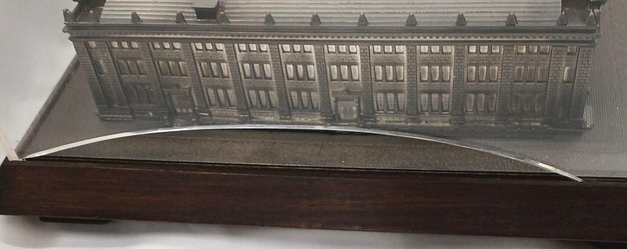 アクリルケース割れてます