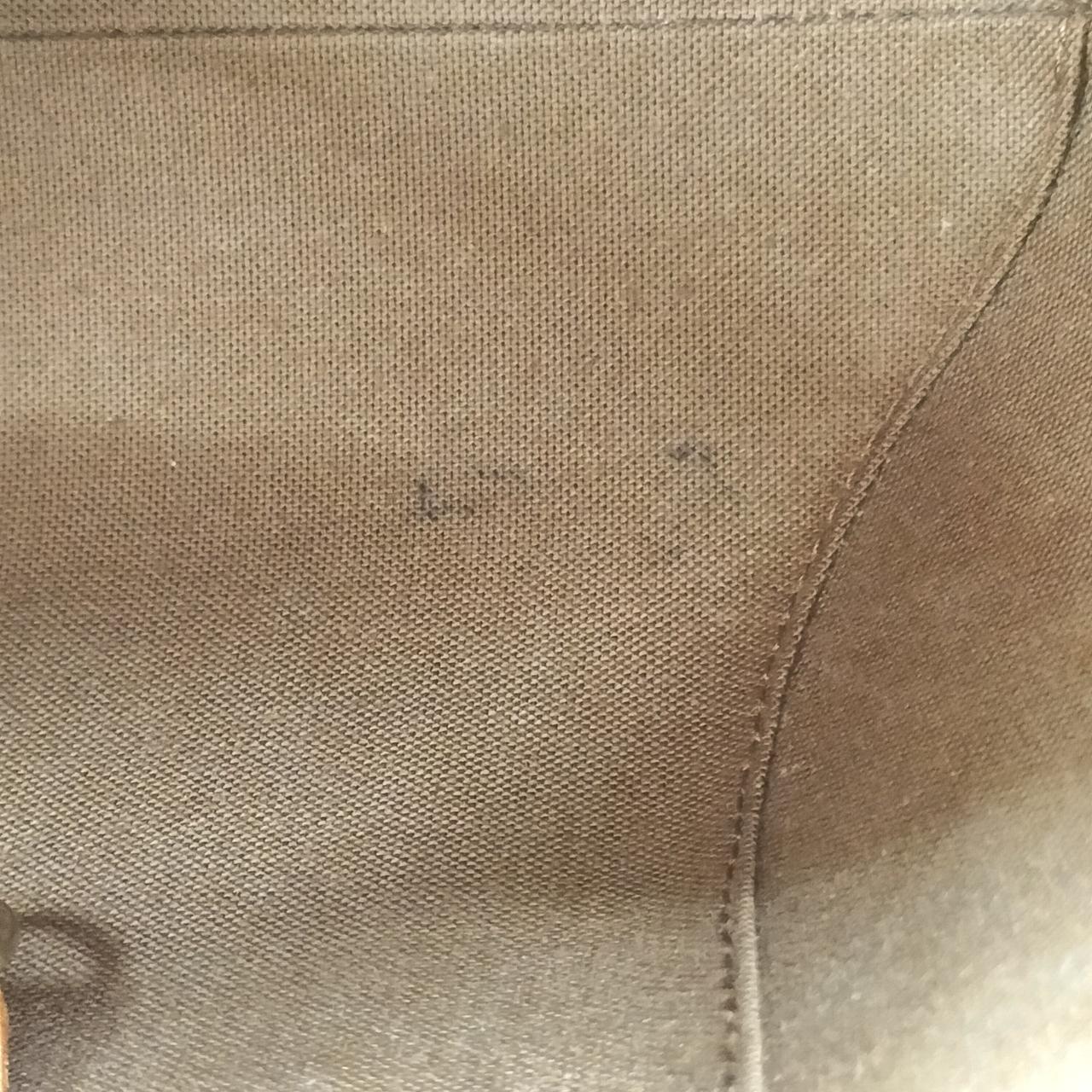 底部分にボールペン汚れあります。