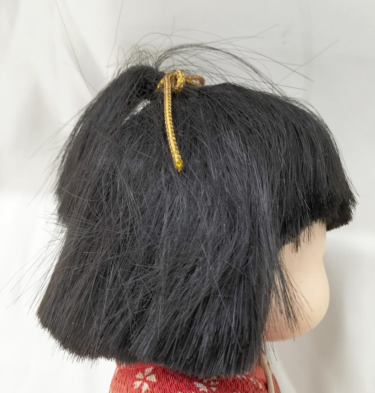 右側髪乱れています