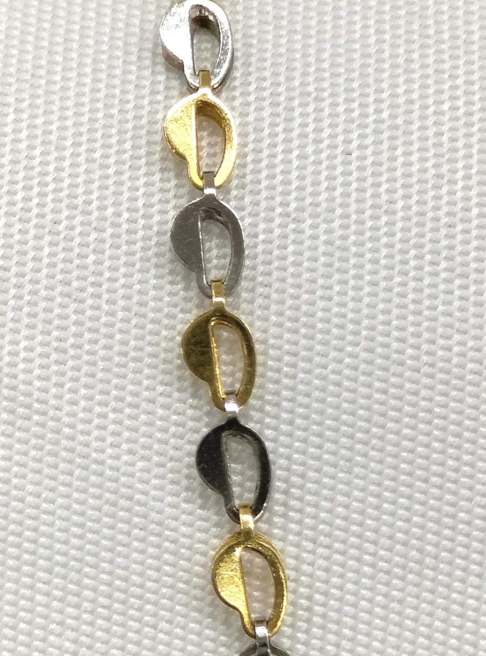 金とプラチナが交互にデザインされです。