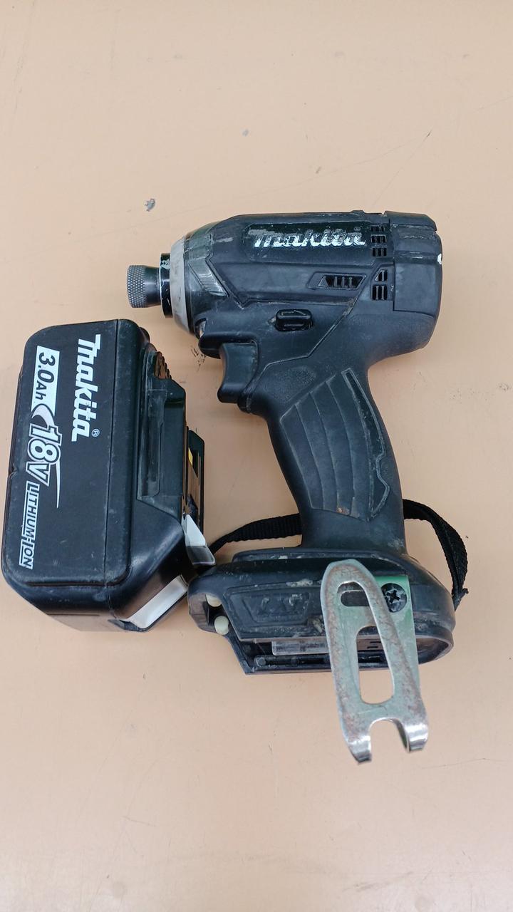 本体とバッテリーのみ。
使用感多めです。