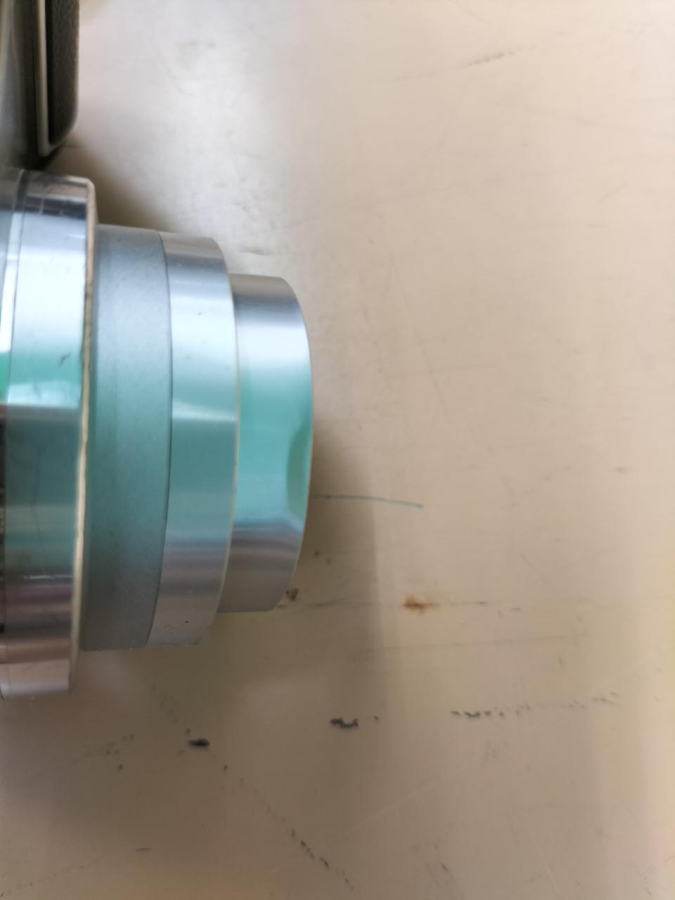 大きめの凹みがあります。