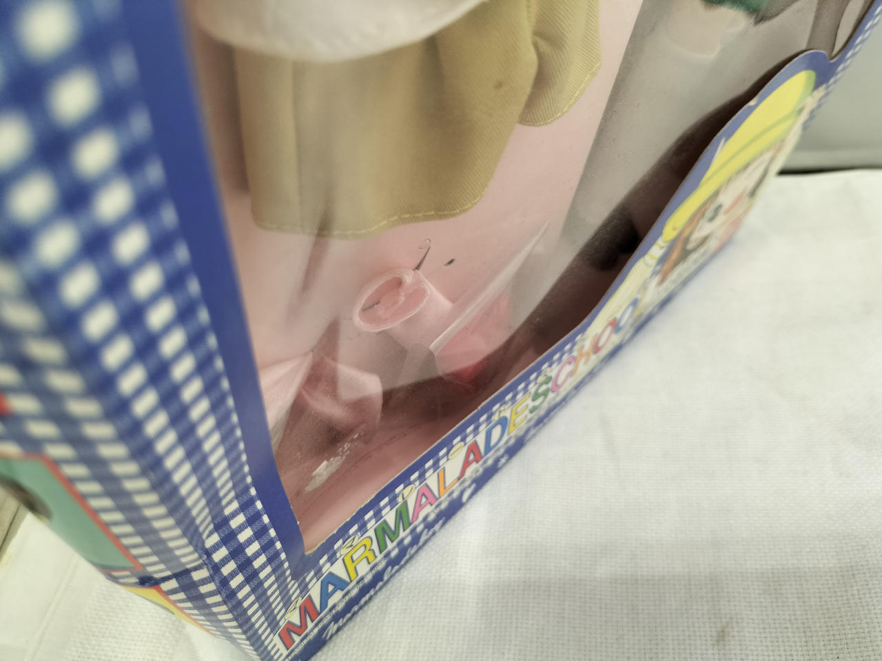 潰れて剥がれています。