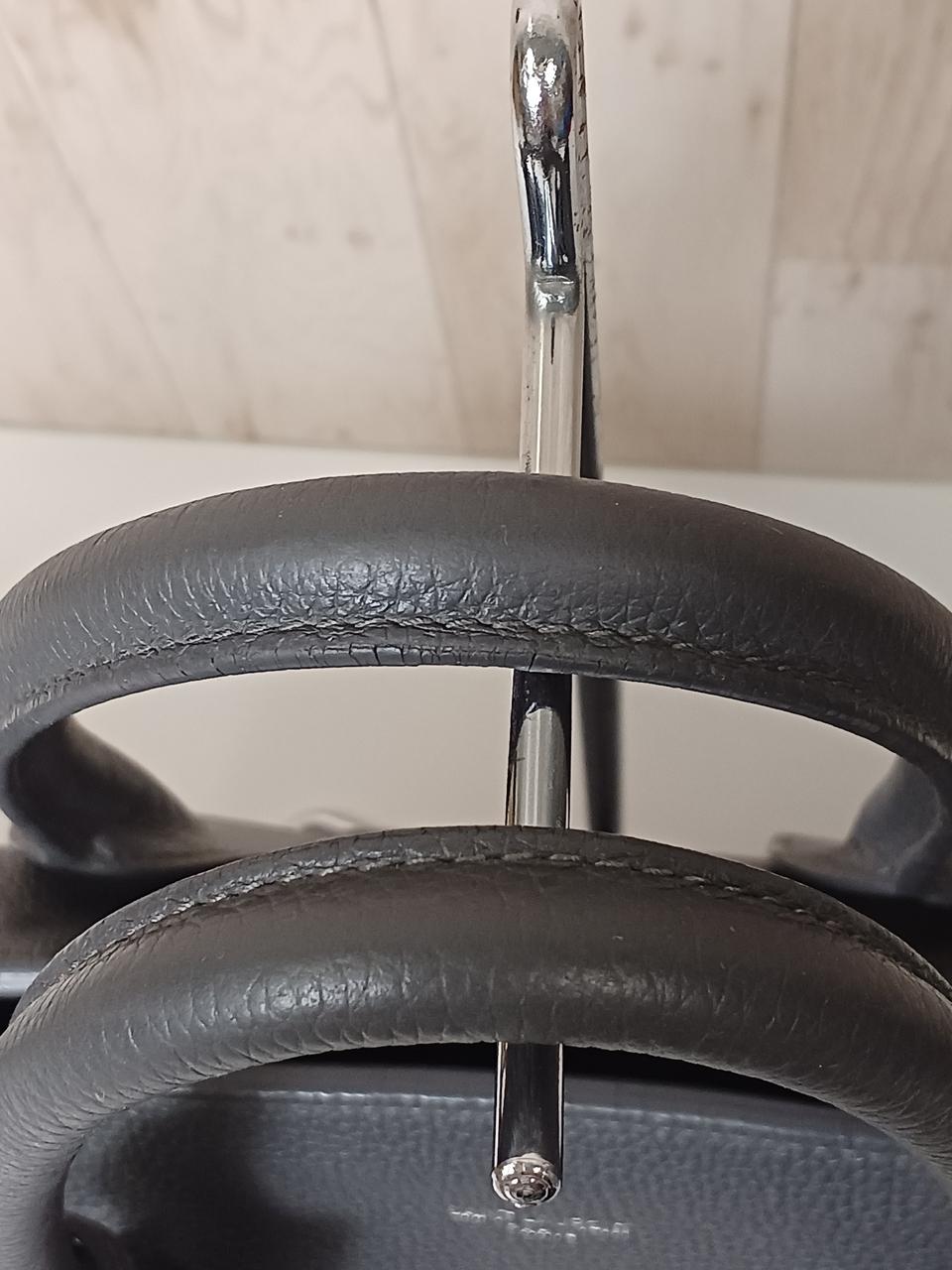 持ち手部分にもひび割れがあります