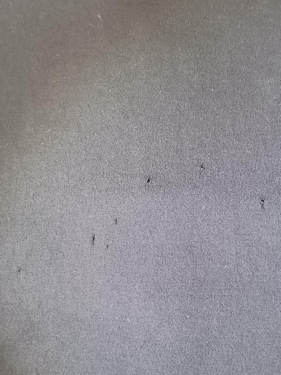 正面中央下部に数ヶ所穴が空いています