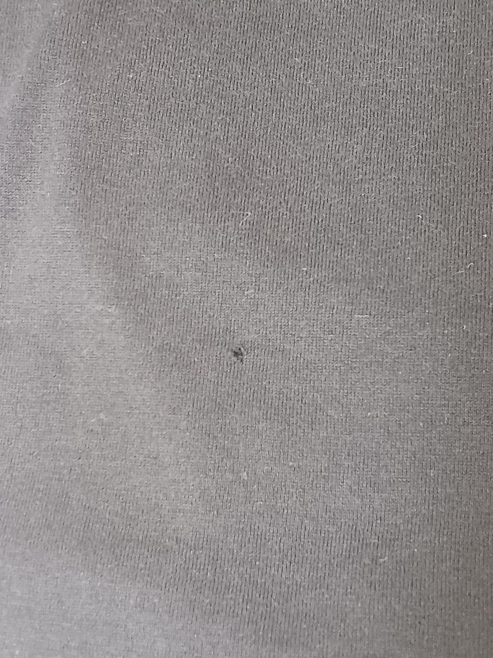 正面左下に穴が空いています