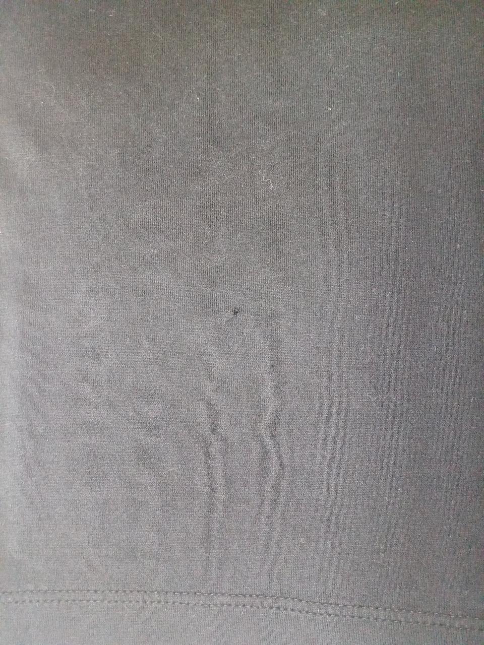 背中側左下に穴が空いています