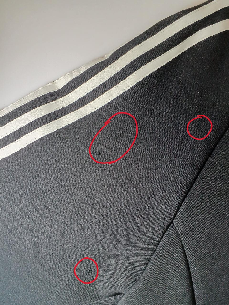 ほつれた箇所が数ヶ所有ります