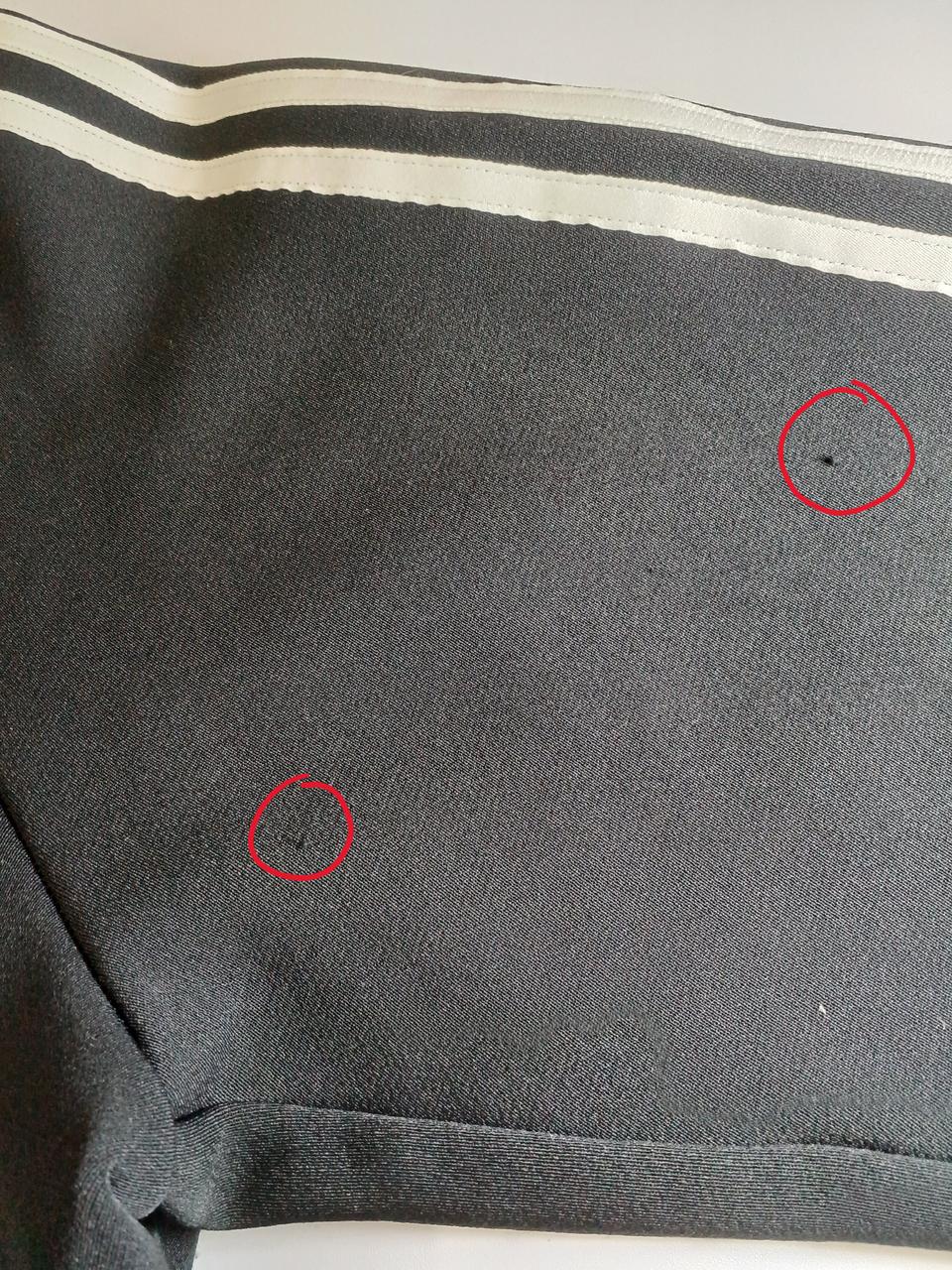 ほつれた箇所が数ヶ所有ります