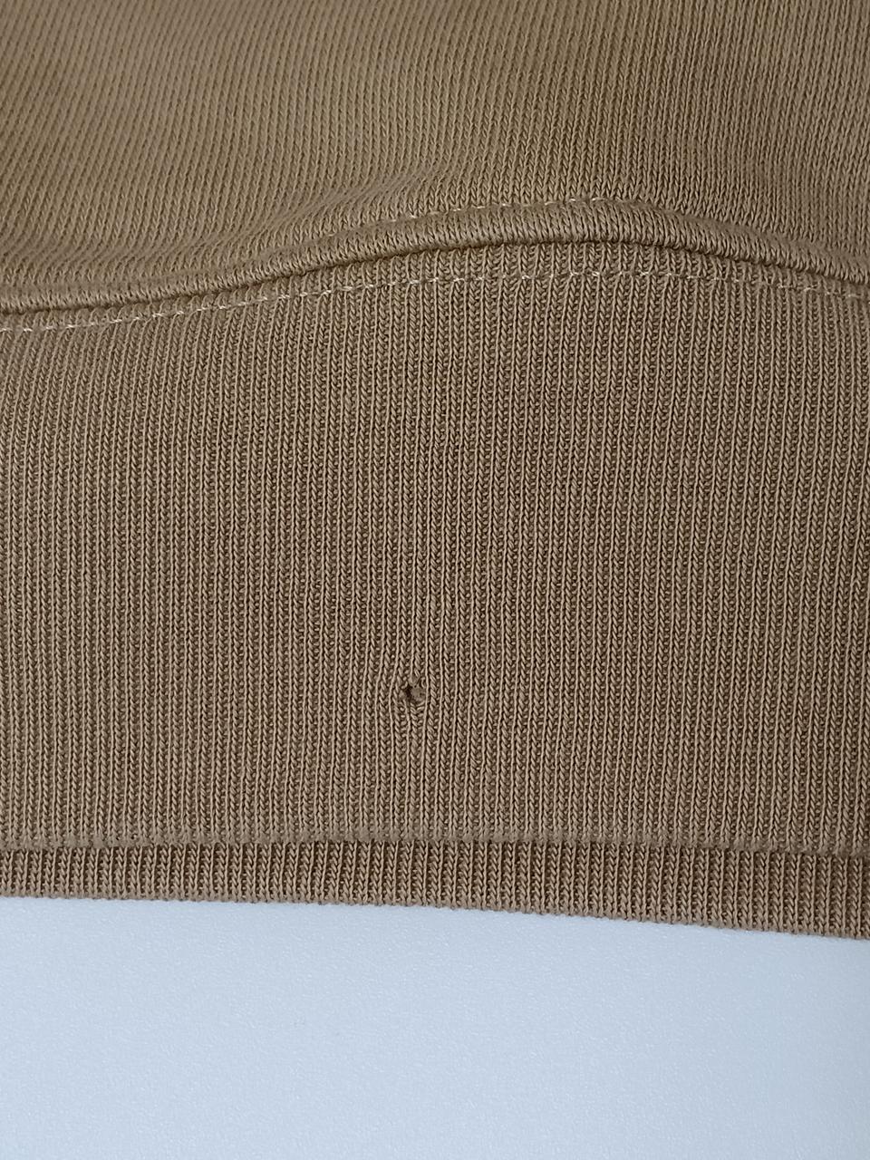 背面下部に穴が空いています