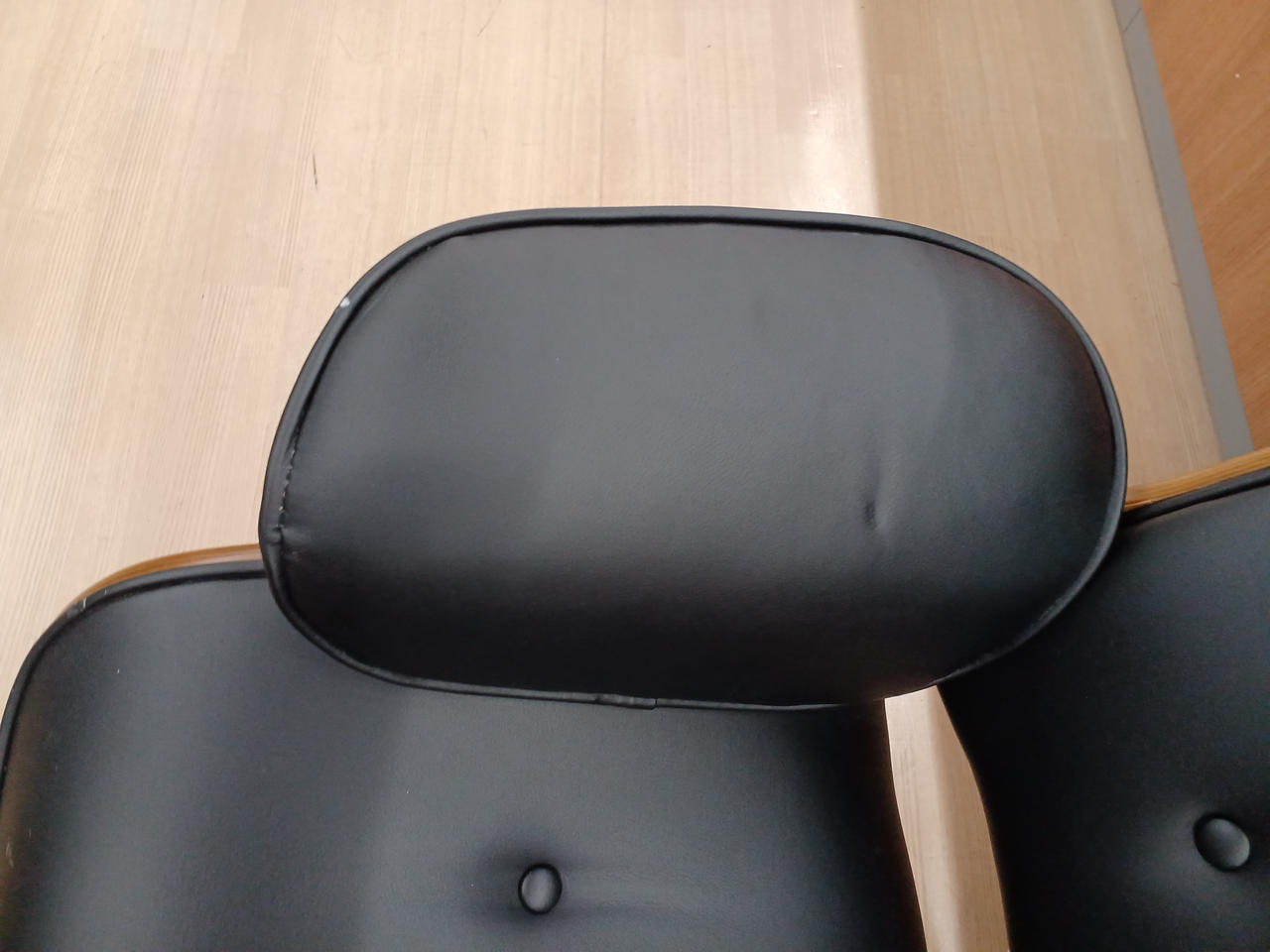 右ひじ置きです