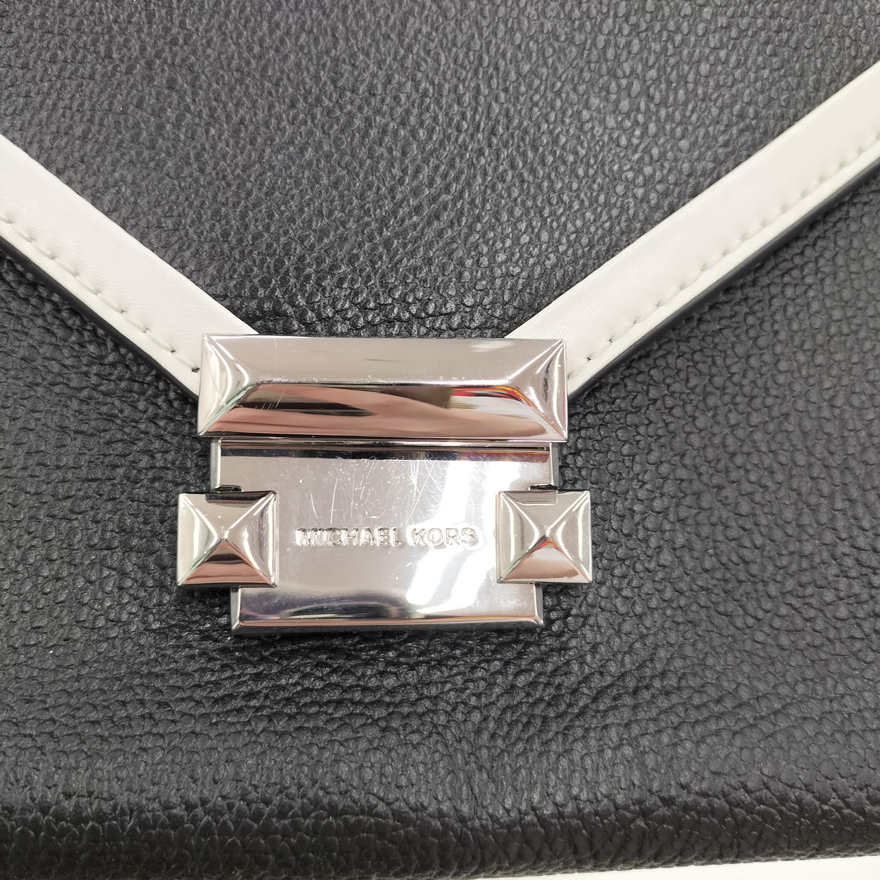 金具にキズあり