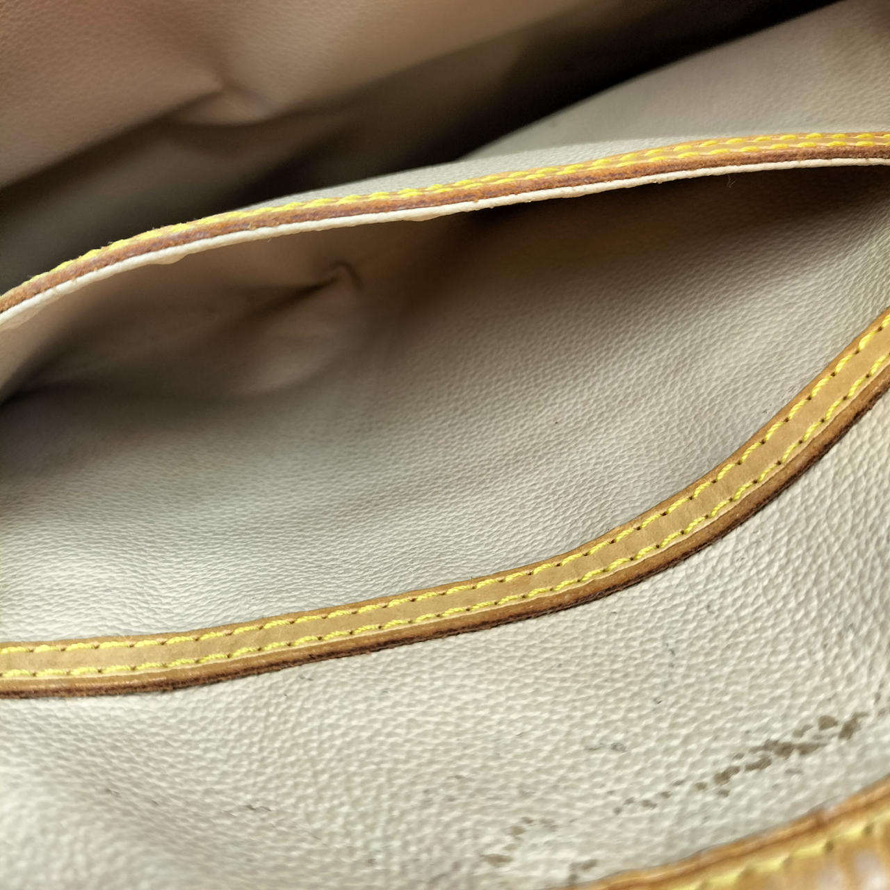 内ポケット、ベタつき無し