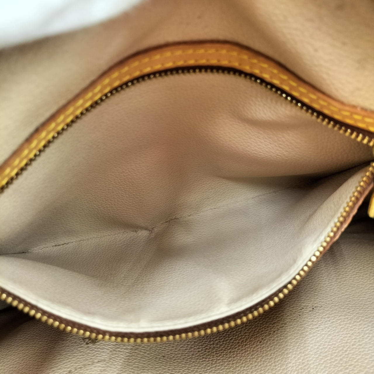 内ポケット、ベタつき無し