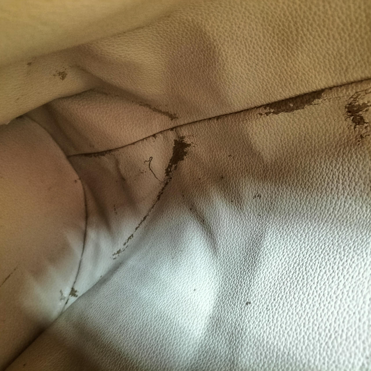 ベタつき、劣化有り