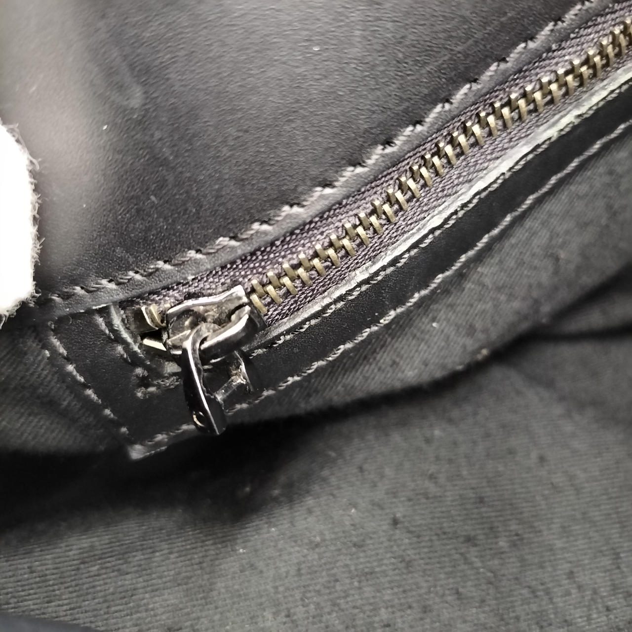 ファスナー折れてます。
開閉時問題無し