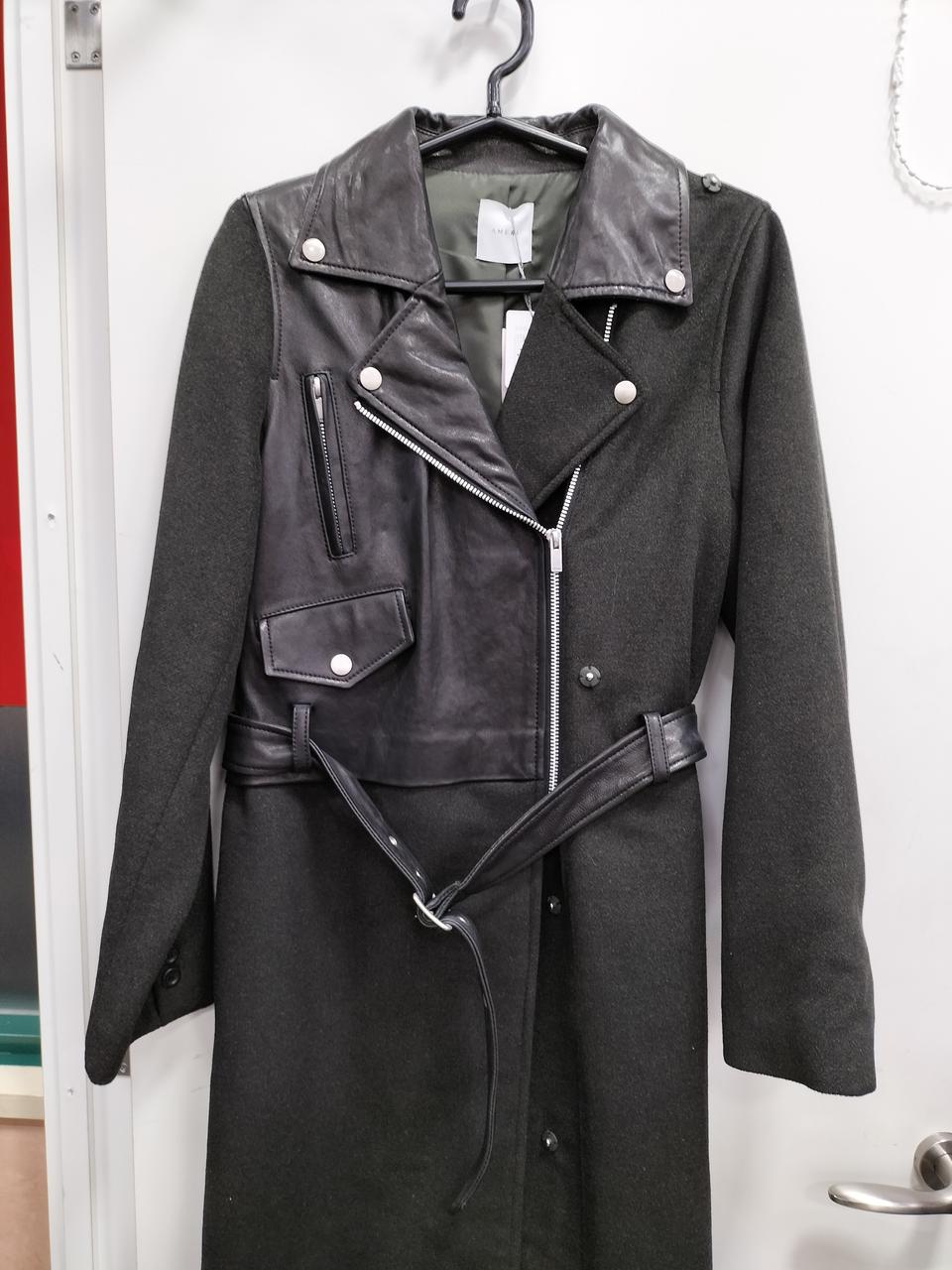 ファーは取り外し可能です