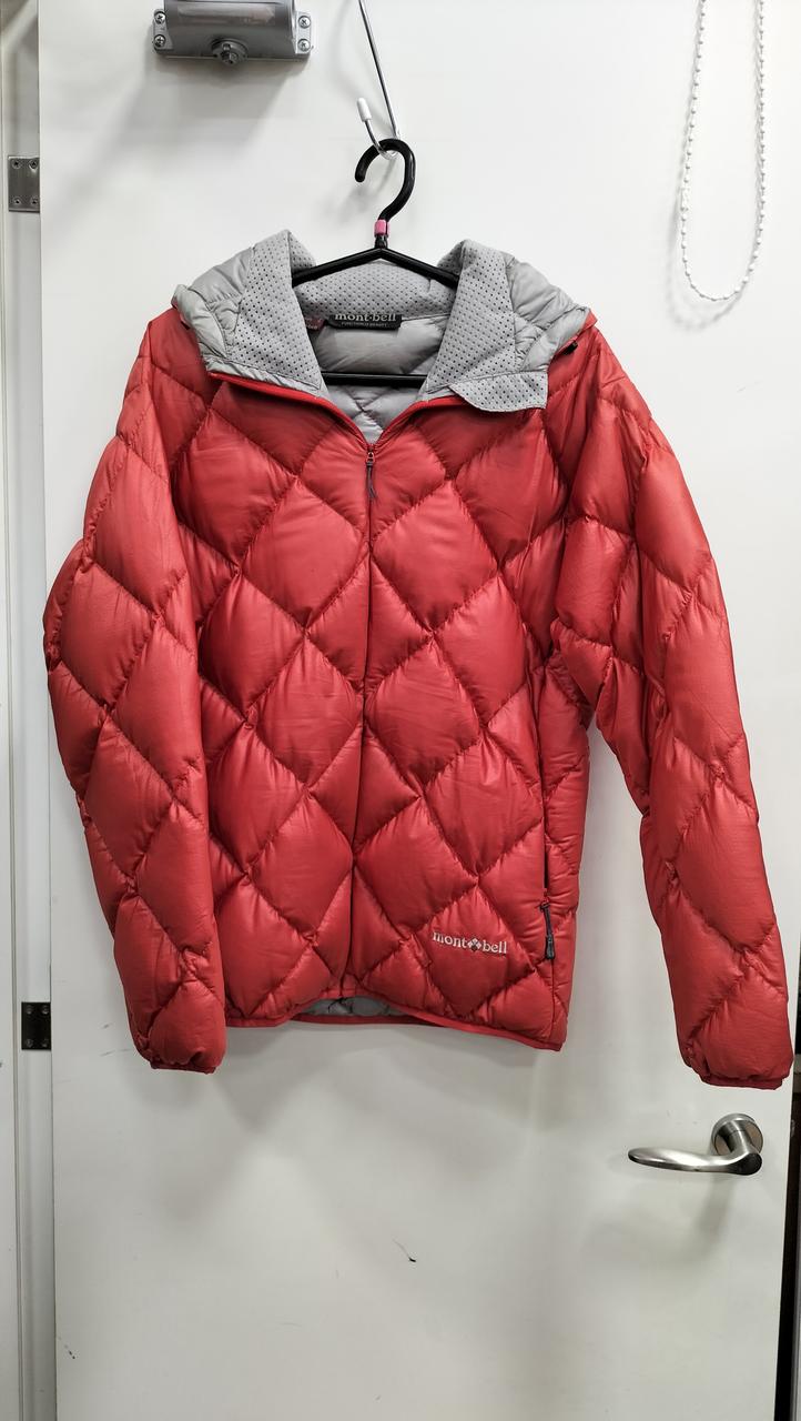 首元薄くシミあり