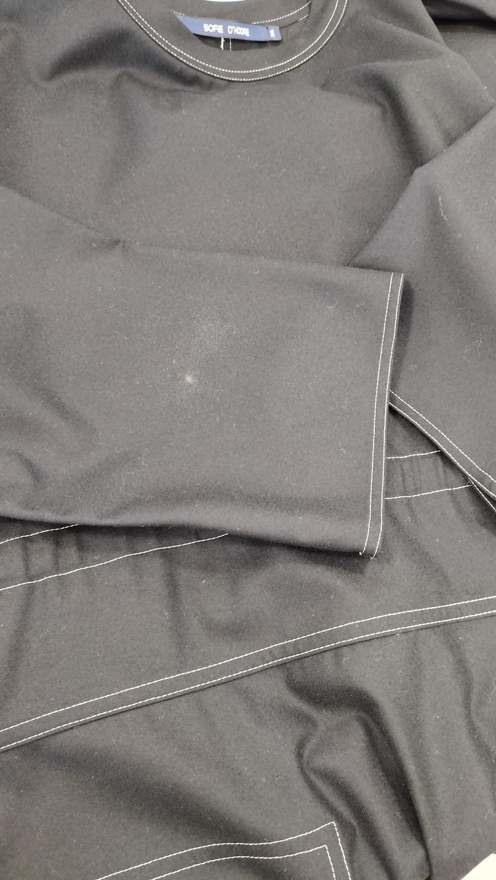 右袖に少し汚れあり