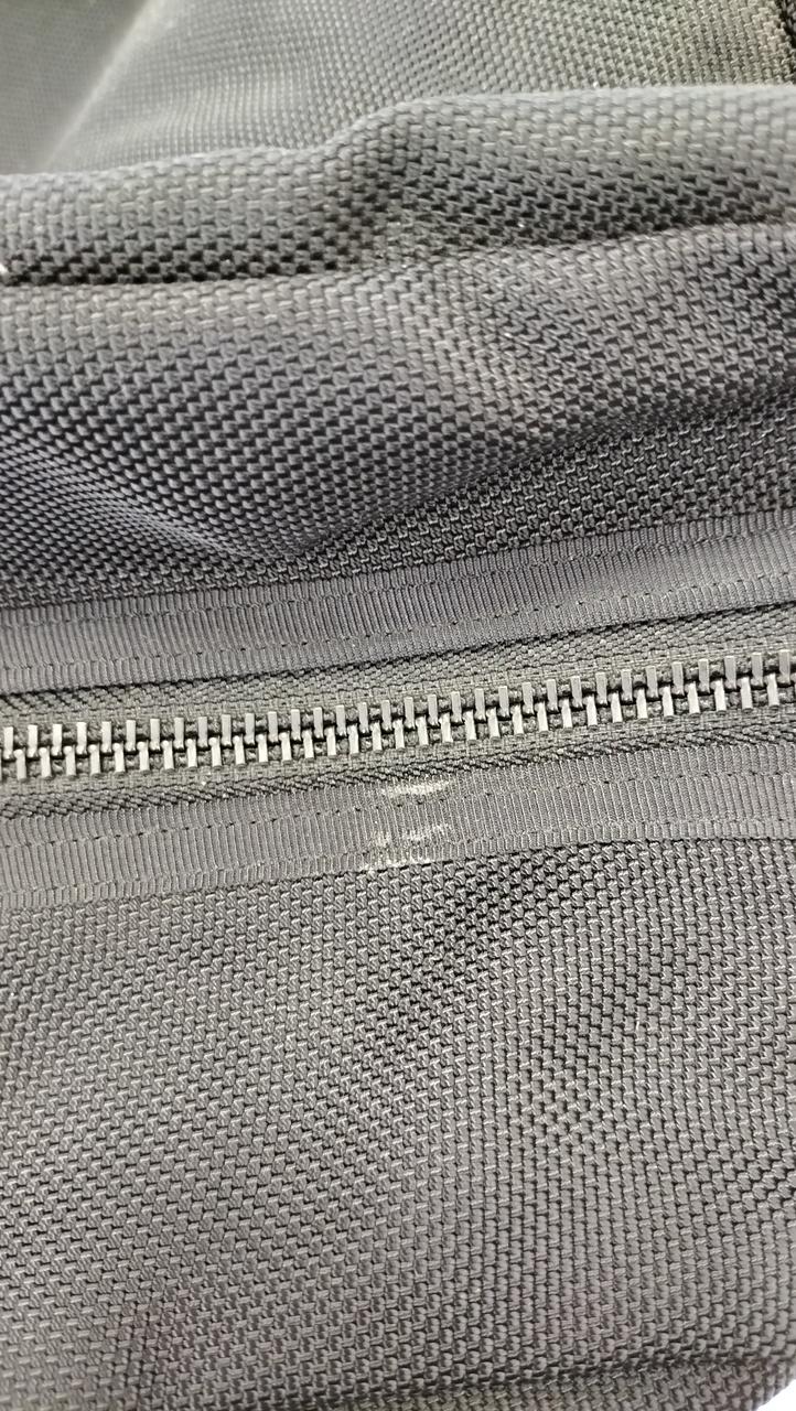 チャック部分に一部汚れあり。