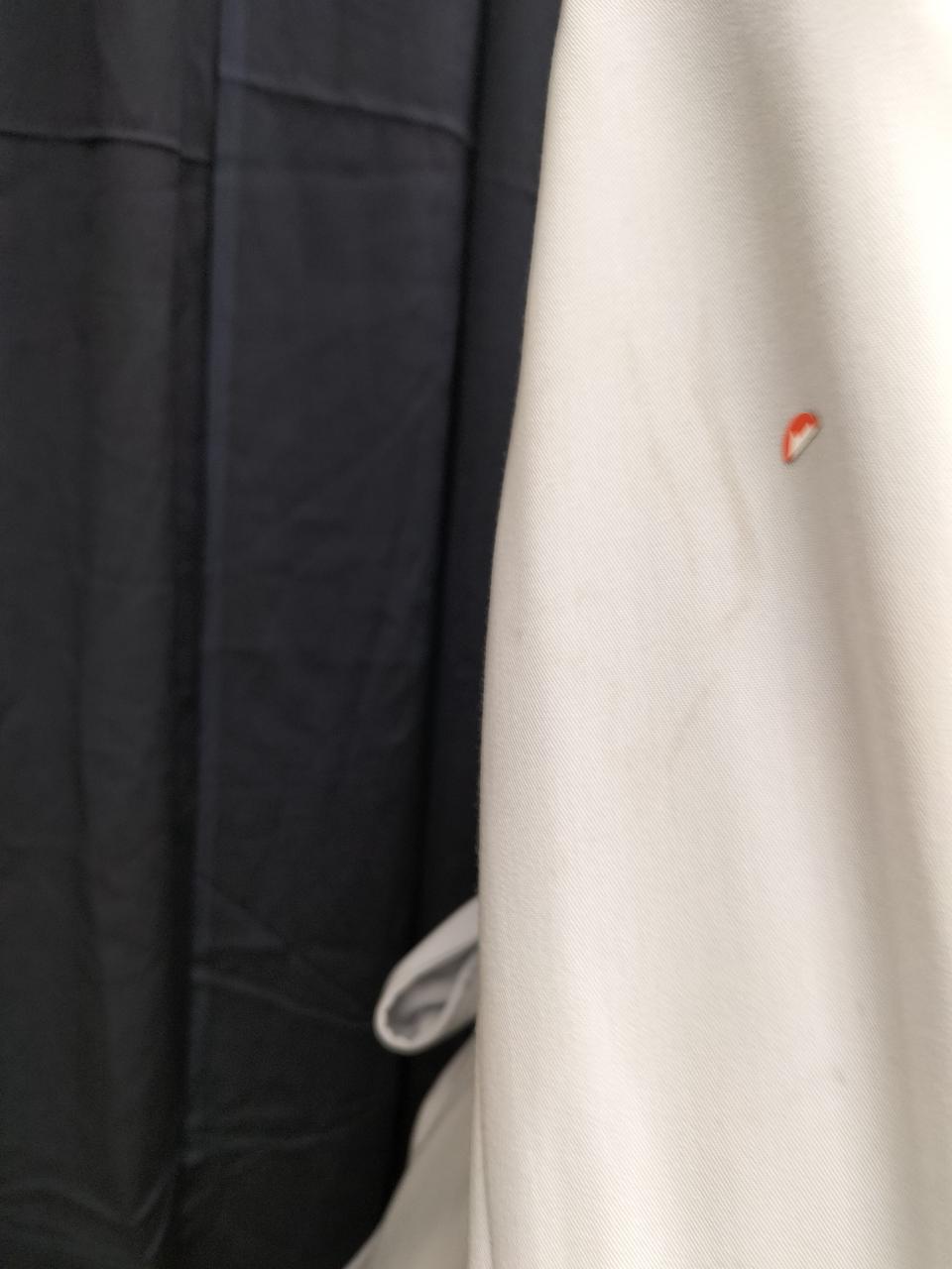 右袖部分に汚れあり