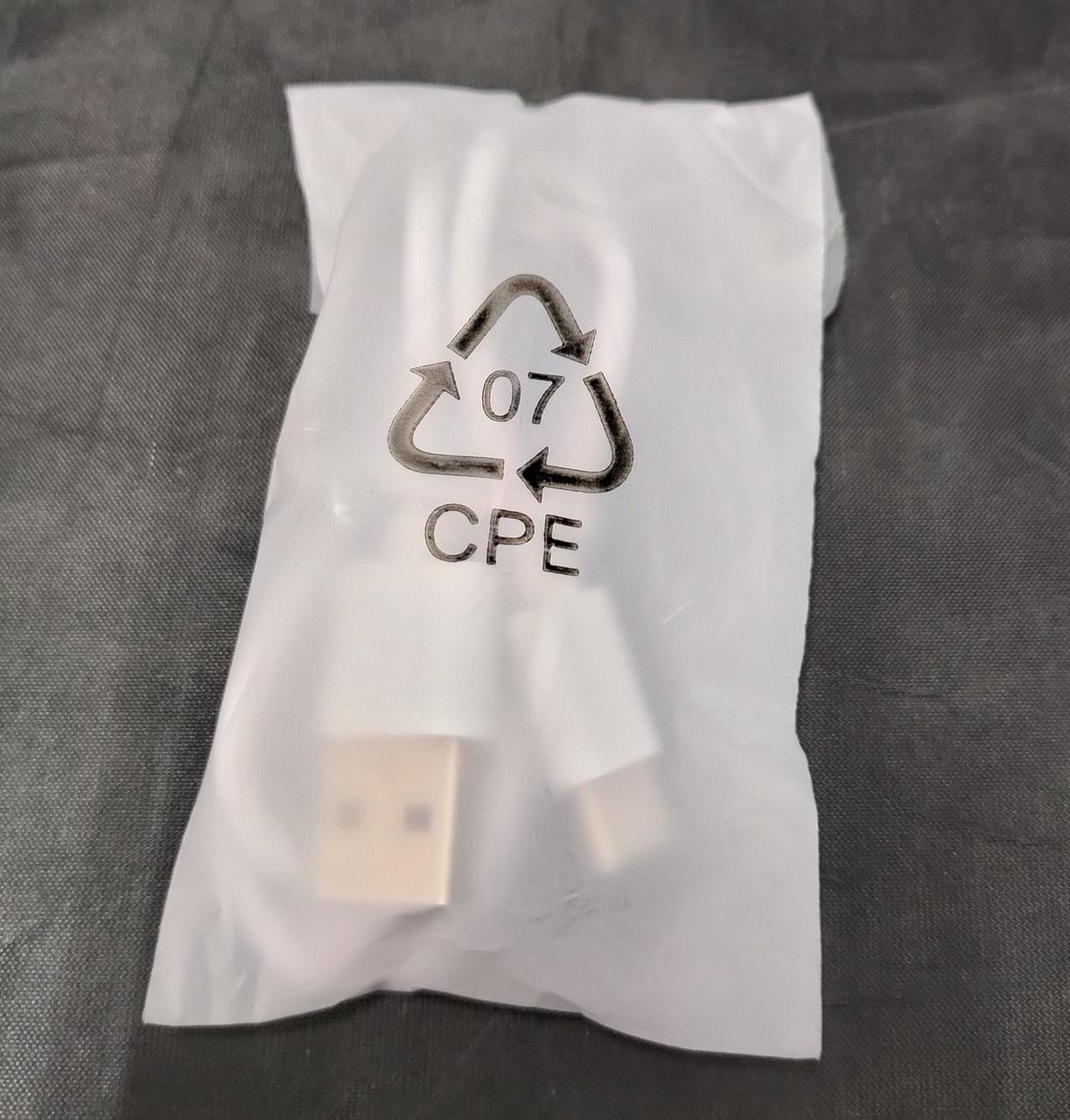 USB充電ケーブル付属します。