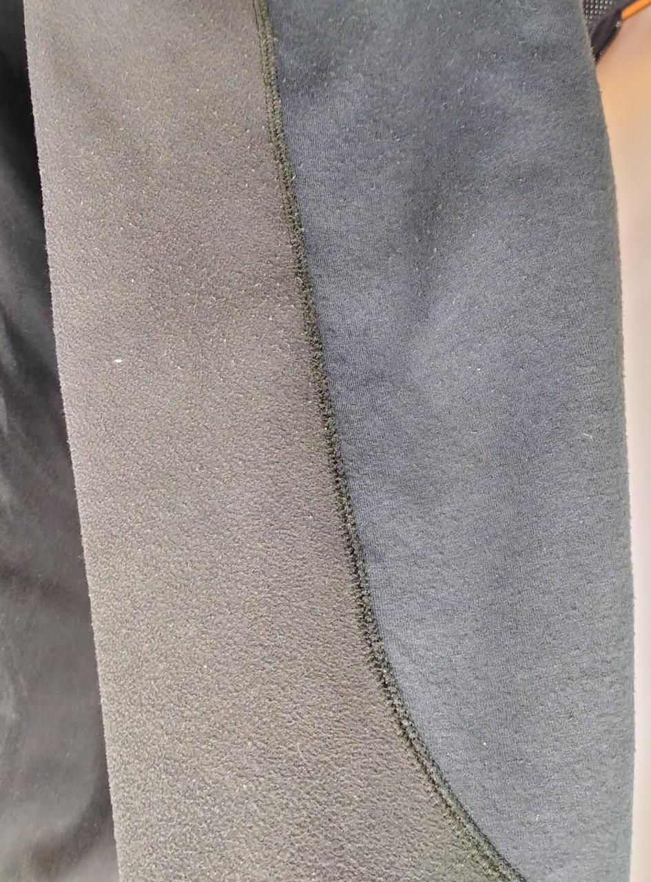 左袖裏　毛羽立ちが見られます。