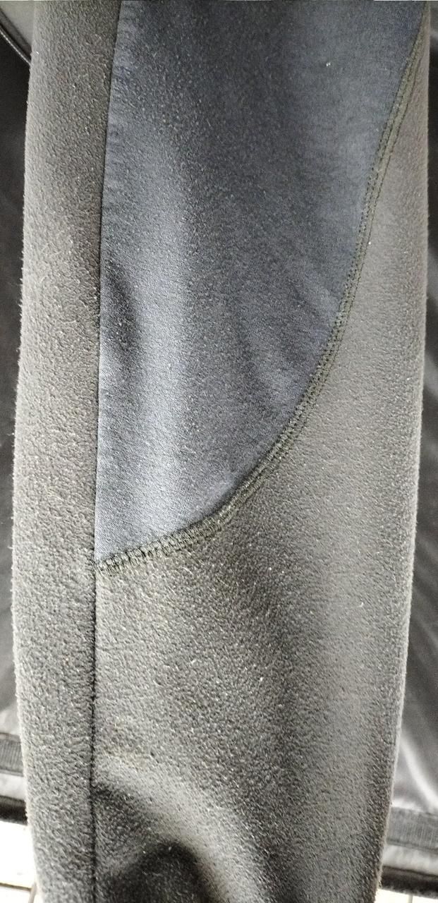 右袖裏　毛羽立ちが見られます。