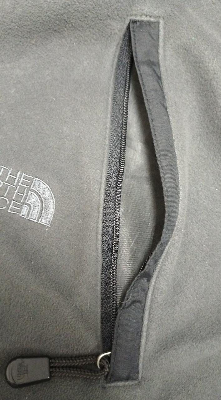 胸ポケットはフェイクになっています。